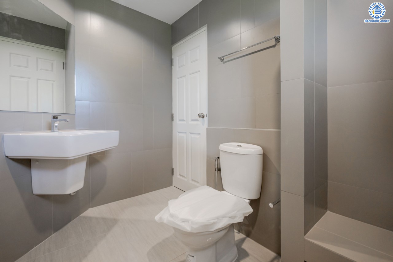 บ้านมือสองตกแต่งใหม่ แบรนด์ LH ม.ชัยพฤกษ์ เพชรเกษม81 พร้อมรองรับทุกความสุข บนเนื้อที่ 50.3 ตร.ว. ฟังก์ชัน 3 ห้องนอน 2 ห้องน้ำ 2 ที่จอด บนทำเลใกล้ The Mall บางแค รถไฟฟ้า "สถานีหลักสอง" ทางด่วน "พระราม2" และเชื่อมสู่ ถ.พุทธมณฑลสาย4 เพียง 5 นาที*